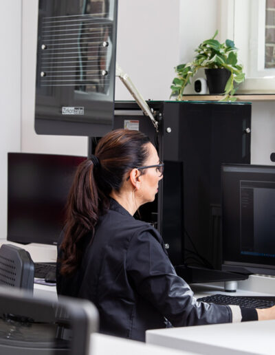 Jenny Ulrich arbeitet mit einem CAD/CAM-System bei Art of Dent