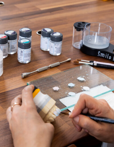 Jenny Ulrich verarbeitet dentale Keramik bei Art of Dent