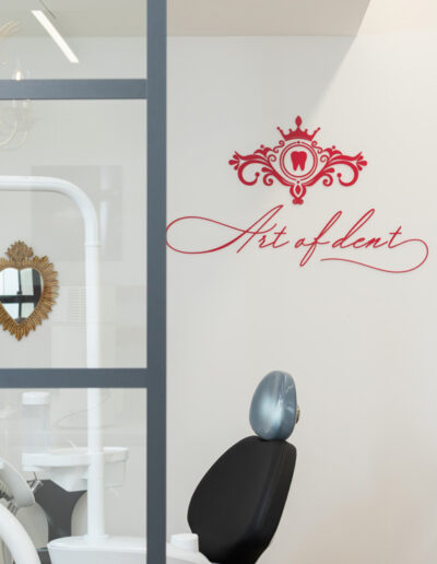 Jenny Ulrich vor dem Art of Dent Logo