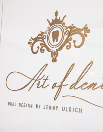 Jenny Ulrich vor der Logo-Wand von Art of Dent